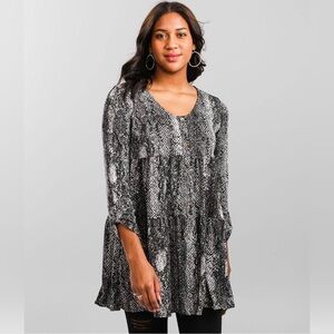 NWT Charmed Hearts babydoll tunic top tiered grey snake-print size large.